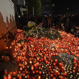 La gente enciende velas detrás de la discoteca donde se produjo el incendio en Bucarest en una imagen de archivo. / REUTERS