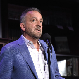 El productor ejecutivo George Pelecanos hace una lectura en el escenario durante 'Una noche con el elenco de The Deuce' de HBO para beneficiar a Housing Works en Housing Works Bookstore Cafe el 23 de junio de 2019 en la ciudad de Nueva York. Gary Gershoff