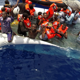 Inmigrantes rescatados en las costas de Libia por una embarcación de Save the Children. REUTERS/Stefano Rellandini