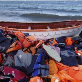 Chalecos salvavidas utilizados por los migrantes para cruzar el Mediterráneo. / EFE