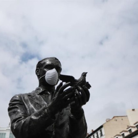 Estatua de Federico García Lorca con una mascarilla en la Plaza de Santa Ana. - Marta Fernández Jara - Europa Press - Archivo