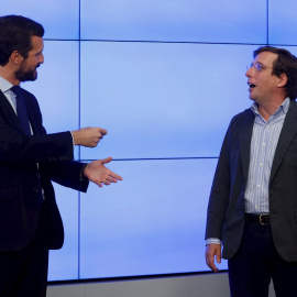El líder del PP, Pablo Casado, conversa con el alcalde de Madrid, José Luis Martínez-Almeida, nuevo portavoz nacional. /EFE/Mariscal