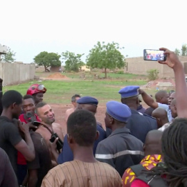 La Policía rescata a varias personas del centro vacacional de Le Campement Kangaba, en Mali, que fue asaltado por tres hombres armados. REUTERS