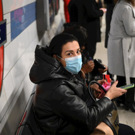 Una mujer con mascarilla en el metro de Londres | EFE