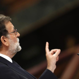 El presidente del Gobierno, Mariano Rajoy, durante su intervención hoy en el pleno del Congreso en el debate de la moción de censura de Podemos contra él. EFE/Javier Lizón