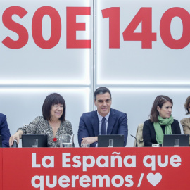 El ministro de Transportes, y secretario de Organización del PSOE, la presidenta del partido, Cristina Narbona, el presidente del Gobierno secretario general socialista, Pedro Sánchez, la vicesecretaria general y portavoz del grupo socialista en el Cong