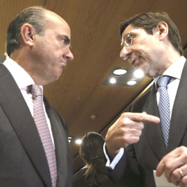 El ministro de Economía, Luis de Guindos, con el presidente de  Bankia, José Ignacio Goirigolzarri. EFE