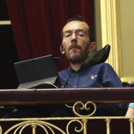 El secretario de Organización de Podemos, Pablo Echenique, sigue desde la tribuna de invitados del Congreso de los Diputados la intervención del líder del partido, Pablo Iglesias, para defender su programa de gobierno, en el debate de la moción de cen