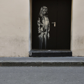 Una obra atribuida a Banksy que homenajeaba a las víctimas de los atentados ocurridos en la sala de espectáculos Bataclan. EFE/Julien de Rosa