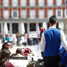 camarero en la Plaza mayor de Madrid