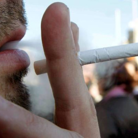 Un hombre fumando un cigarrillo. / EFE