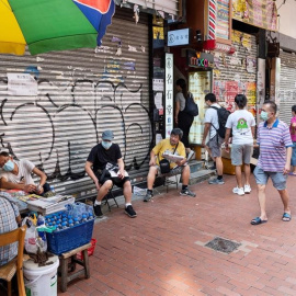 Los nuevos casos de coronavirus en China se redujeron el sábado a 12, frente a los 22 registrados el viernes, todos ellos procedentes del exterior, informó hoy la Comisión Nacional de Salud. EFE/EPA/MIGUEL CANDELA