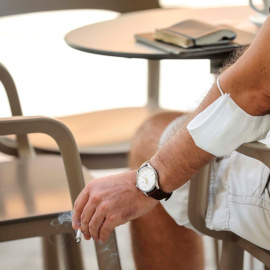 Un hombre fuma un cigarro en una terraza. EFE/Ana Escobar