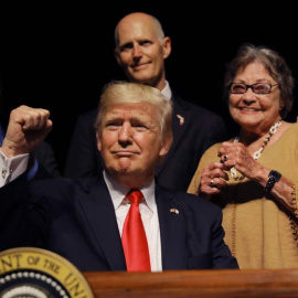 Trump reacciona tras firmar la orden ejecutiva que rectifica la política de Obama hacia Cuba. | REUTERS