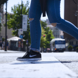 Un joven cruza una calle del centro de Valladolid, donde se ha cortado el tráfico hasta la noche del lunes. EFE/Nacho Gallego