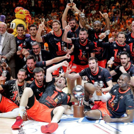 Los jugadores del Valencia Basket celebran con la copa el título de campeones de la Liga ACB. /EFE