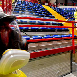 Desinfección del pabellón napolitano PalaBarbuto para combatir el contagio del coronavirus. / EFE