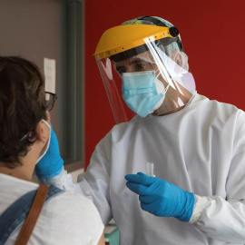 Un enfermero de urgencias del 061 realiza los test PCR en la sede del 061 en Zaragoza / EFE /Toni Galán