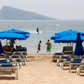 Inusual imagen de hamacas vacías en la playa de Benidorm (Alicante). - EFE