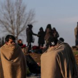 Càrregues policials, rumors i amenaces: l'odissea de milers de persones atrapades a la frontera entre Turquia i Grècia