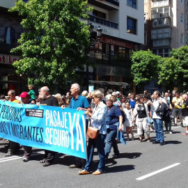 Manifestantes piden que el Gobierno cumpla con su compromiso de acoger refugiados en Santander./Twitter @luismdiavilla