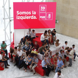 Ambiente esta tarde en el Palacio Municipal de Congresos de Madrid, donde se celebra el 39º Congreso Federal del PSOE, a la espera del plenario de esta noche en el que se discutirá, entre otras cosas, el debate entre monarquía o república. EFE/Javier 