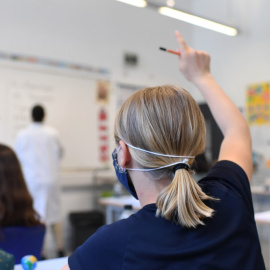 Una alumna con una mascarilla en una escuela de Francia. DANIEL LEAL-OLIVAS / AFP