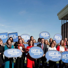 El líder del PP, Pablo Casado junto a mujeres con cargos de responsabilidad en el PP por motivo del 8-M el pasado año 2019. Zipi / EFE