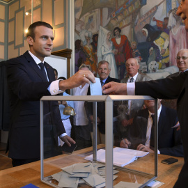 Emmanuel Macron deposita su voto en las urnas en la segunda vuelta de las elecciones al Parlamento de Francia.EFE/Christophe Archambault.