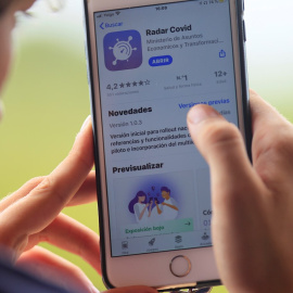 Un usuario descarga la aplicación móvil Radar COVID. EFE/ Cati Cladera/Archivo