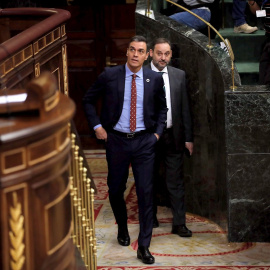 El presidente del Gobierno, Pedro Sánchez, y el ministro de Transportes, José Luis Ábalos, se dirigen a sus respectivos escaños para votar el techo de gasto en el pleno celebrado en el Congreso  de los Diputados. EFE/Chema Moya
