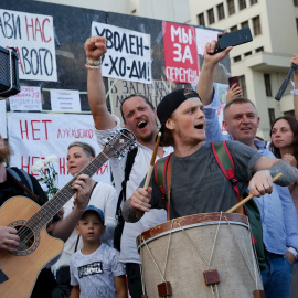 Músicos bielorrusos actúan durante una manifestación en apoyo de la oposición bielorrusa para manifestarse contra la brutalidad policial y los resultados de las elecciones presidenciales, en Minsk./ EFE / EPA / TATYANA ZENKOVICH