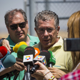 El exconsejero madrileño Francisco Granados, hace declaraciones a los periodistas tras salir de prisión bajo fianza tras 31 meses encarcelado por la trama Púnica. EFE/Santi Donaire