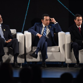 El presidente de Guatemala, Jimmy Morales, entre el rey de España Felipe VI y el presidente de México, Enrique Peña Nieto, en la última Cumbre Iberoaméricana, en Antigua Guatemala. AFP/Edwin Bercian