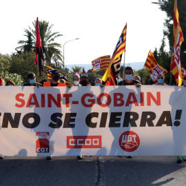 Capçlaera d'una manifestació dels treballadors de la fàbrica de Saint-Gobain de l'Arboç en la mobilització per denunciar el tancament de la divisió Glass.