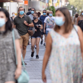 Varias personas caminan con mascarillas por el centro de Valladolid este jueves. EFE/Nacho Gallego