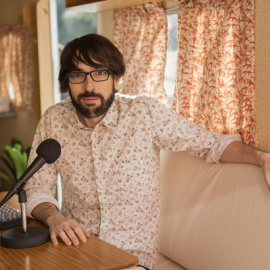 El periodista vallecano Quique Peinado posa en el interior de la furgoneta de 'Radio Gaga'