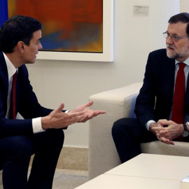 El presidente del Gobierno, Mariano Rajoy (d), y el líder del PSOE, Pedro Sánchez (i), durante su reunión en La Moncloa. /EFE