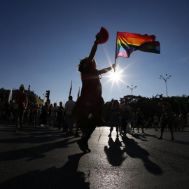 Un participante con la bandera del arco iris en la manifestación del Orgullo LGTB ,la más grande de Europa, que hoy recorre el centro de Madrid bajo el lema "Leyes por la igualdad real ¡ya!. Año de la visibilidad bisexual en la diversidad". EFE/Juan C