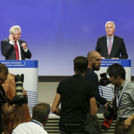 El secretario de Estado británico para la salida de Reino Unido de la Unión Europea (UE), David Davis (i) y el negociador jefe de la UE para el Brexit, Michel Barnier (d) durante una rueda de prensa en la sede de la Comisión Europea en Bruselas, Bélgi