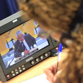 Una periodista toma notas de la declaración del vicesecretario nacional para asuntos territoriales del Partido Popular, Javier Arenas. | VÍCTOR LERENA (EFE)