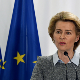 Úrsula von der Leyen habla en una rueda de prensa en la ciudad griega de Kastanies de Evros, cerca de la frontera turco-griega donde los refugiados se encuentran atrapados./ Alexandros Avramidis (Reuters)