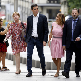 El secretario general del PSOE, Pedro Sánchez, a su llegada esta mañana al Congreso acompañado de varios miembros de su Ejecutiva: Isaura Leal, responsable de Función Pública; Susana Sumelzo, Política Municipal y José Luis Ábalos, Organización. E