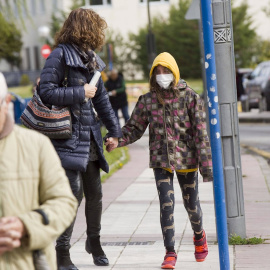 Una joven con mascarilla en el Hospital Universitario de Álava en Vitoria, donde hoy se ha anunciado que los casos de coronavirus se elevan a 17 en Euskadi después de que se hayan confirmado 4 nuevos positivos en las últimas 24 horas. /EFE