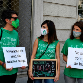 Concentración de profesores este martes ante la Conserjería de Educación y Juventud en Madrid. EFE/Víctor Lerena