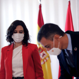 21/09/2020.- El jefe del Gobierno, Pedro Sánchez, firma el libro de autoridades en presencia de la presidenta de la Comunidad de Madrid, Isabel Díaz Ayuso. / EFE - EMILIO NARANJO
