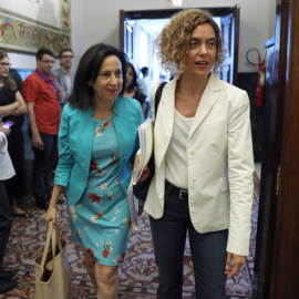 La nueva portavoz del grupo socialista en el Congreso, Margarita Robles, y  la secretaria adjunta del PSOE Meritxell Batet, a su llegada a la Junta de Portavoces en el Congreso de Los Diputados. EFE/Sergio Barrenechea