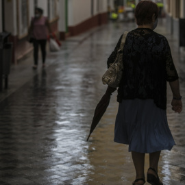 Una mujer con paraguas en Andalucía. María José López / Europa Press