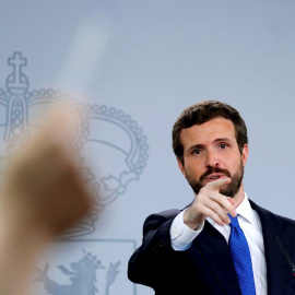 17/02/2020.- El líder Partido Popular (PP), Pablo Casado, durante la rueda de prensa ofrecida al término de la reunión que ha mantenido este lunes en el Palacio de la Moncloa con el presidente del Gobierno, Pedro Sánchez. EFE/Juan Carlos Hidalgo