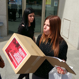 Mónica Carrasco, antes de entregar las firmas en el Ayuntamiento de Leganés para conseguir un alquiler social.